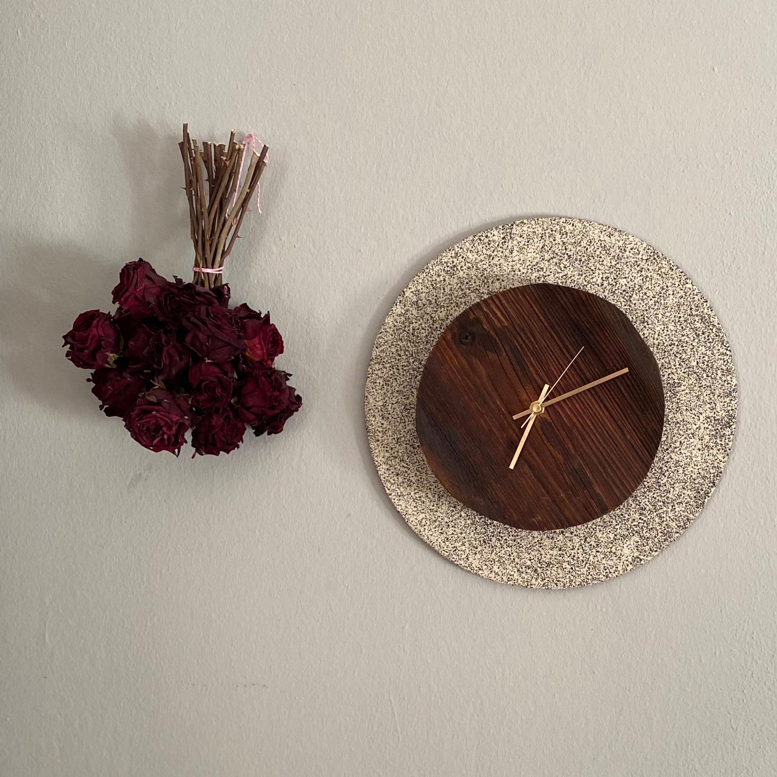 Wanduhr, Keramik mit Antikholz kombiniert. Ø: 31 cm, Tiefe 5 cm, Holz: Antikholz Ø 20 cm,