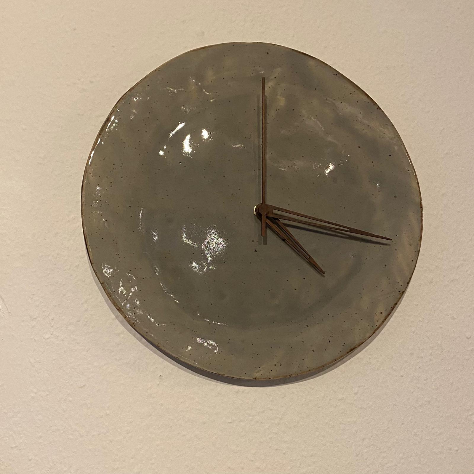 Keramikwanduhr, Ø ca. 27 cm, Farbe grau mit braunem Rand, Holzzeiger mit Sekundenzeiger