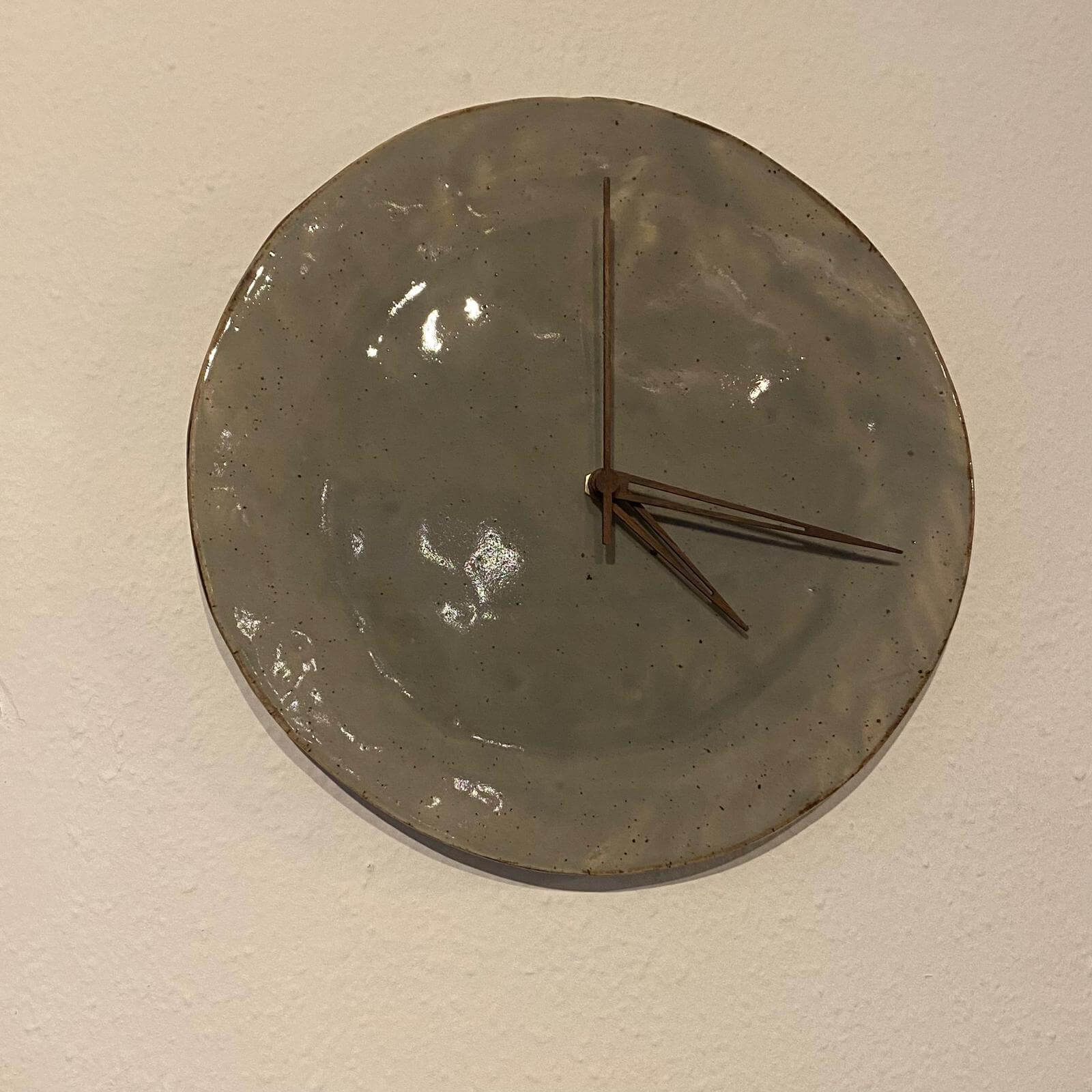Wanduhr, Keramikuhr grau, Holzzeiger - FRANZARTKERAMIK
