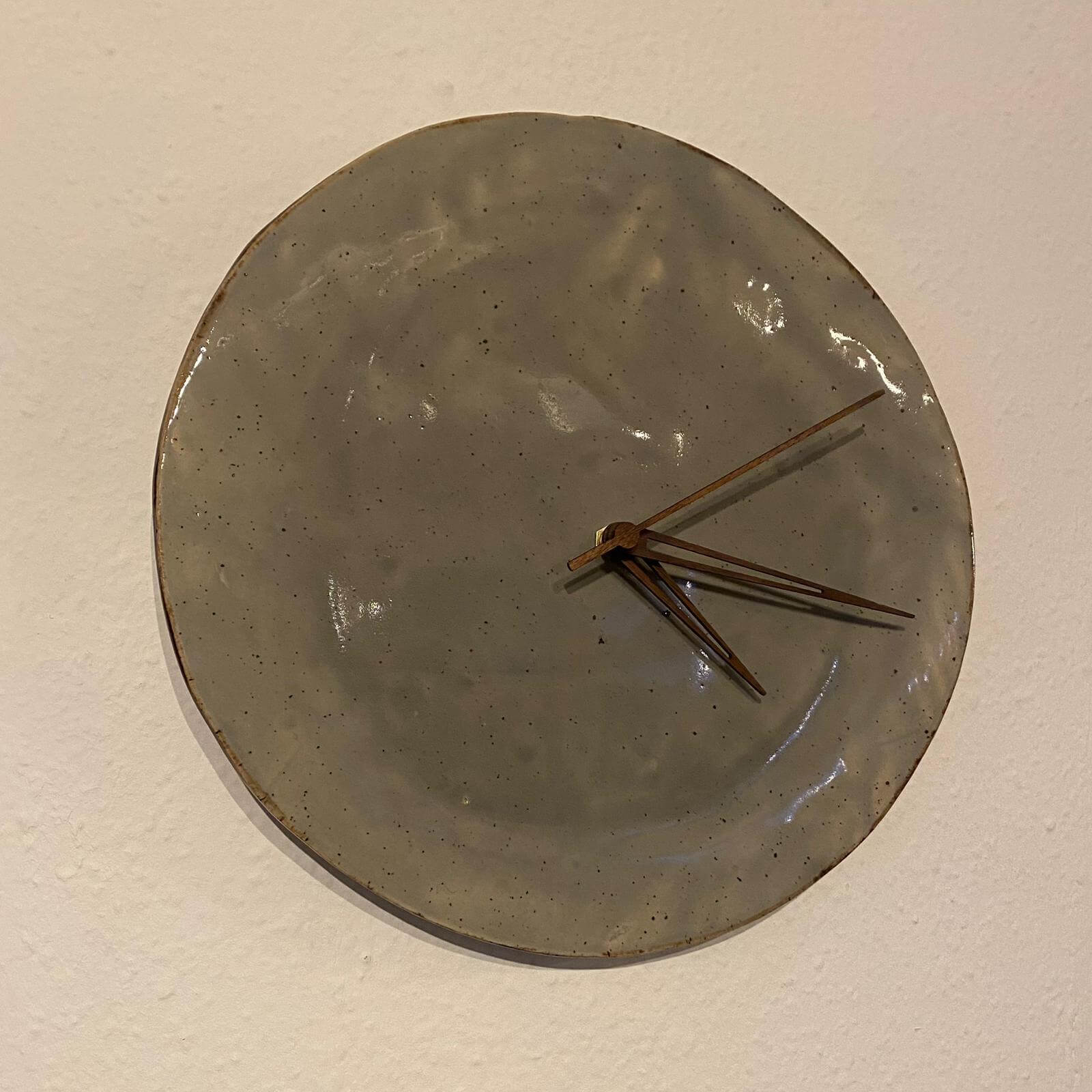 Wanduhr, Keramikuhr grau, Holzzeiger - FRANZARTKERAMIK