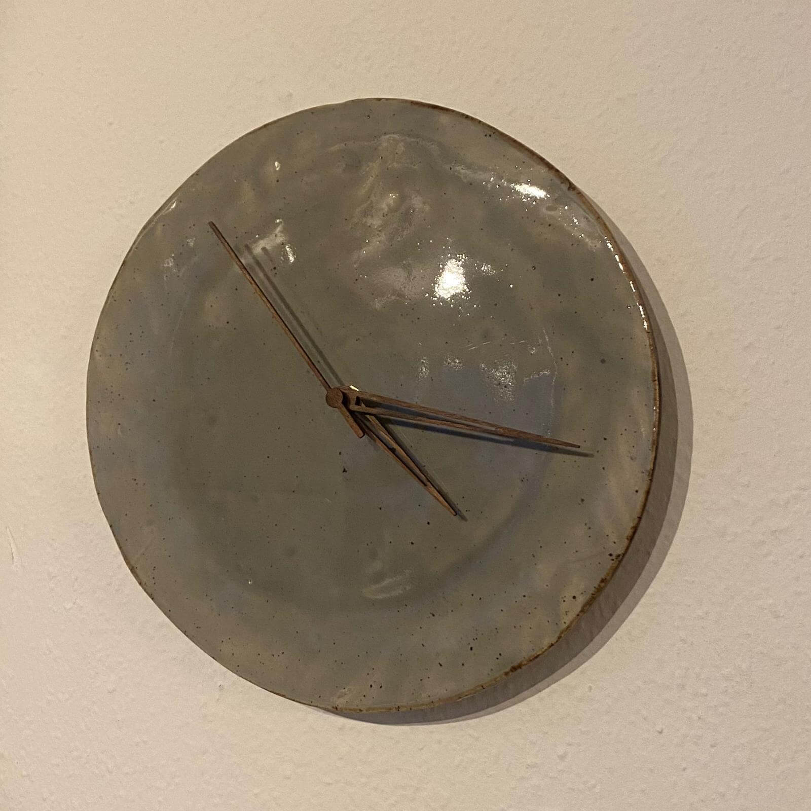 Wanduhr, Keramikuhr grau, Holzzeiger - FRANZARTKERAMIK