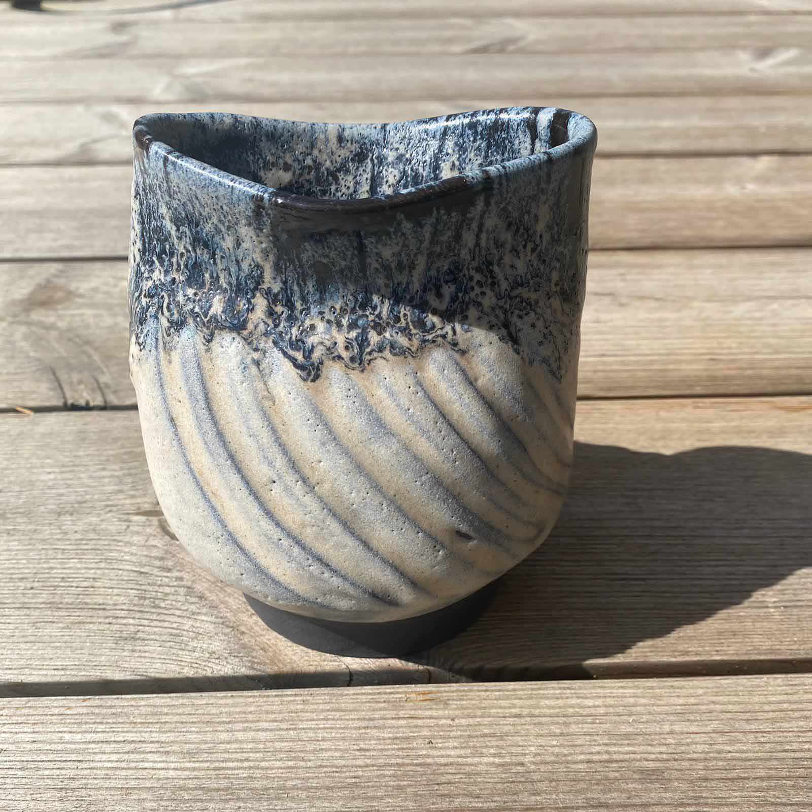 Keramikvase, Farbenspiel aus blau, schwarz und weiß. 650 ml Fassungsvermögen.