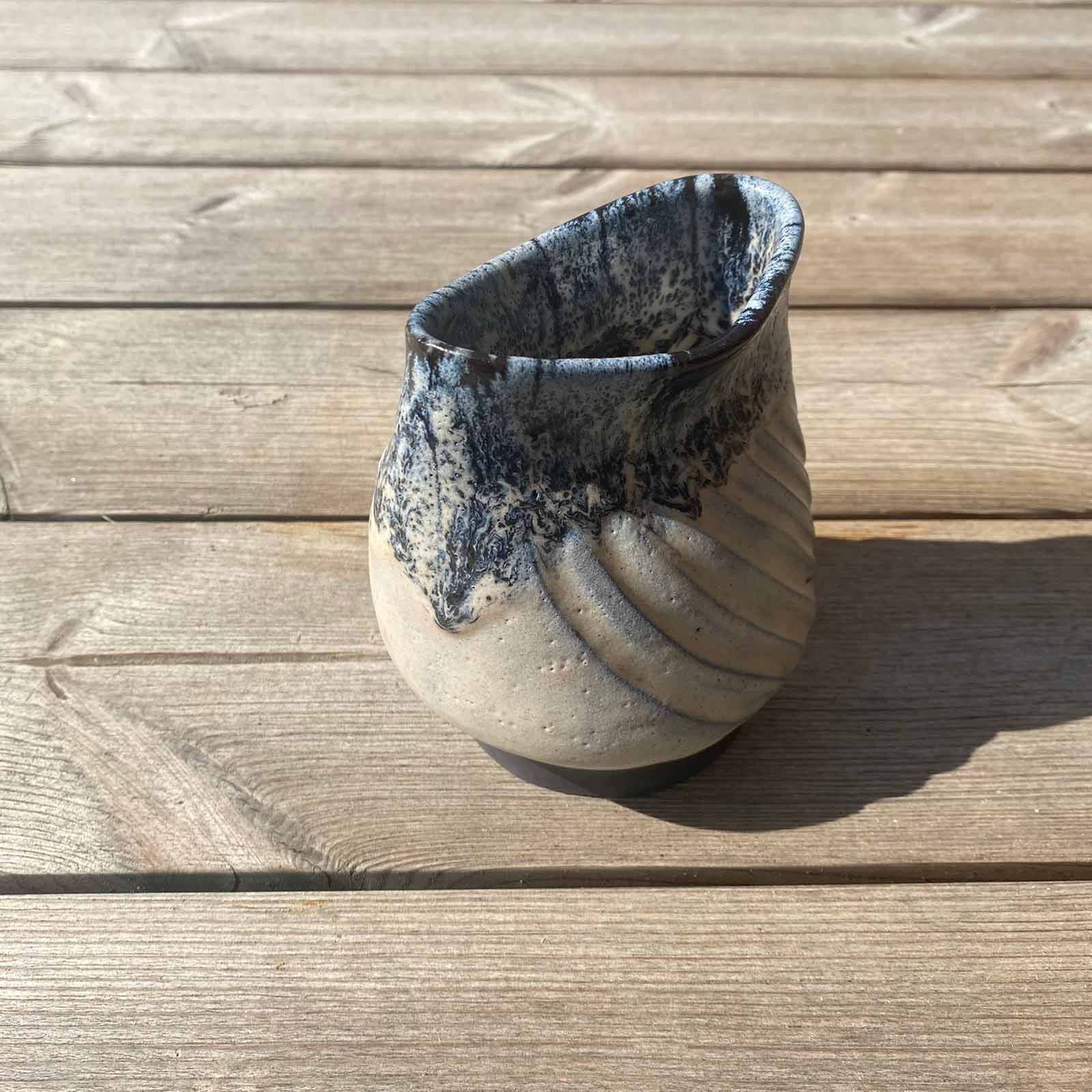 Keramikvase, Farbenspiel aus blau, schwarz und weiß. 650 ml Fassungsvermögen.