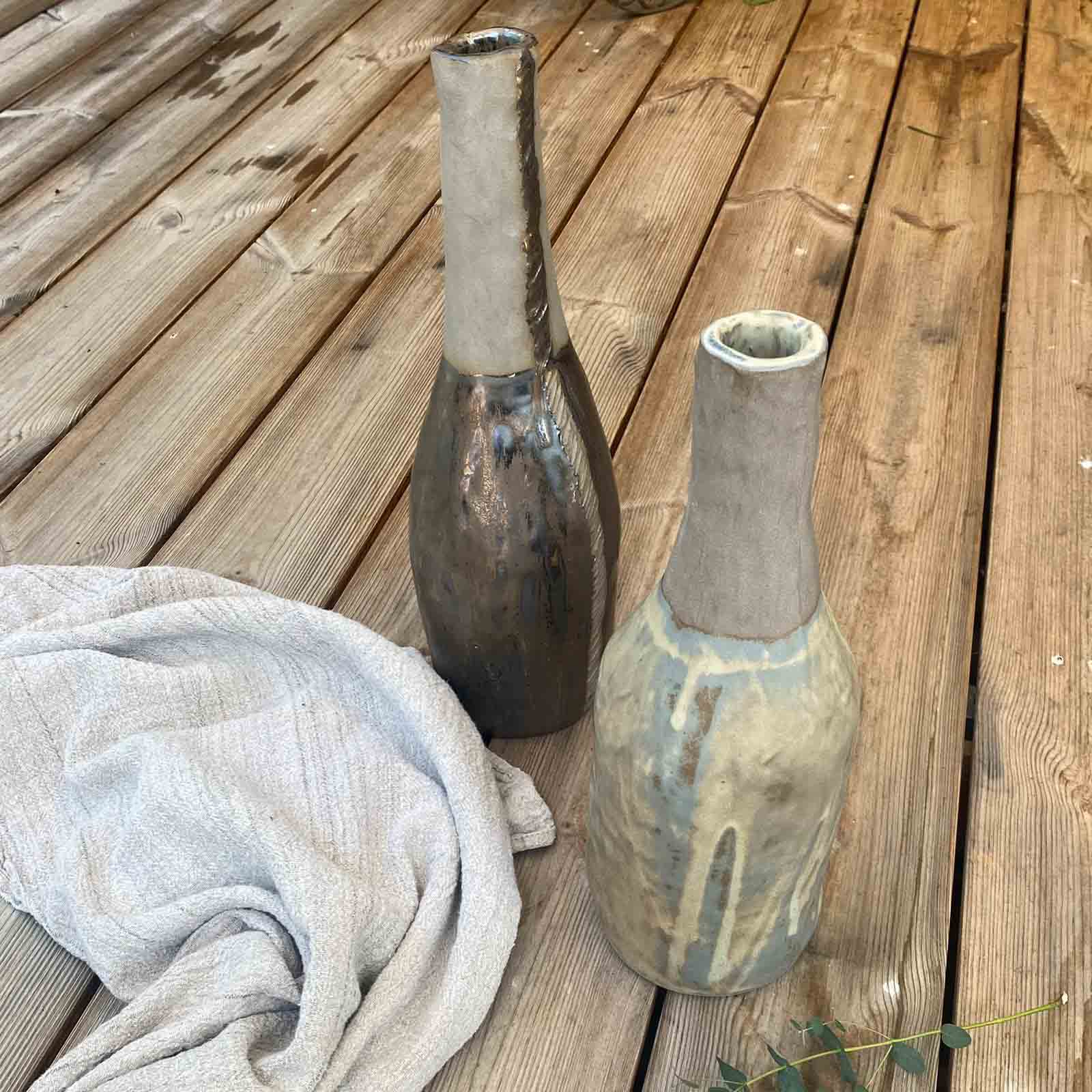 Keramikvase mit grau-blau,beiger Glasur, matt, Flaschenform.