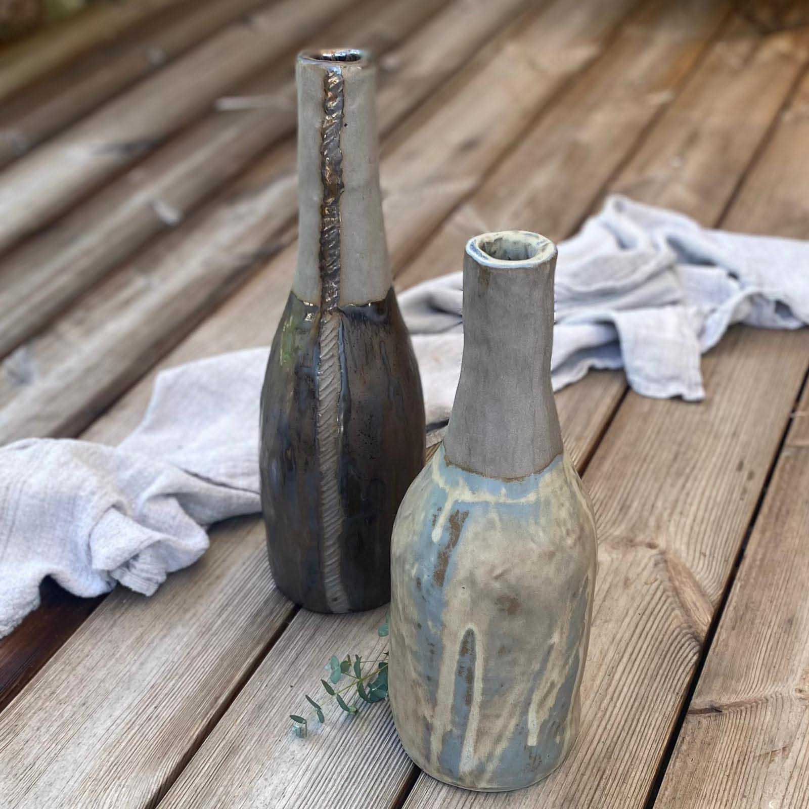 Keramikvase mit grau-blau,beiger Glasur, matt, Flaschenform.