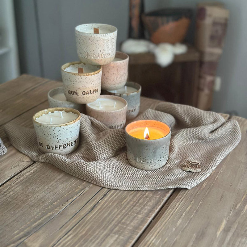 Viele Duftkerzen im Keramikbecher