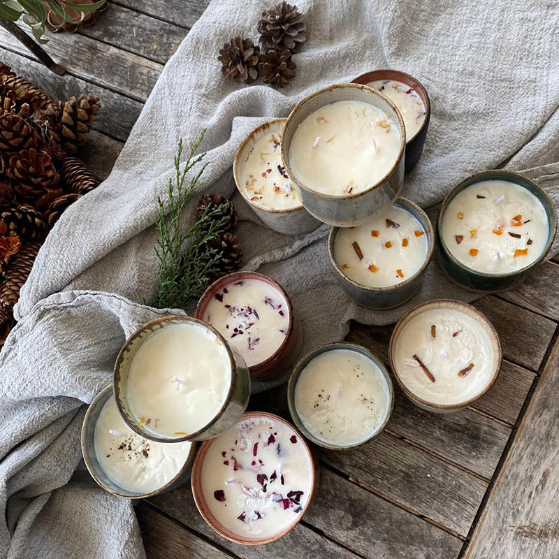Viele Duftkerzen im Keramikbecher