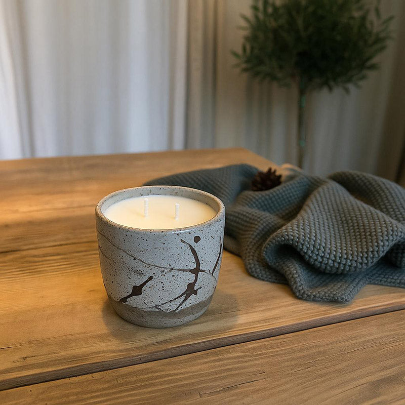 Duftkerze im Keramikbecher, grauer Ton mit Spots, weiße Glasur mit schwarzen Spritzern
