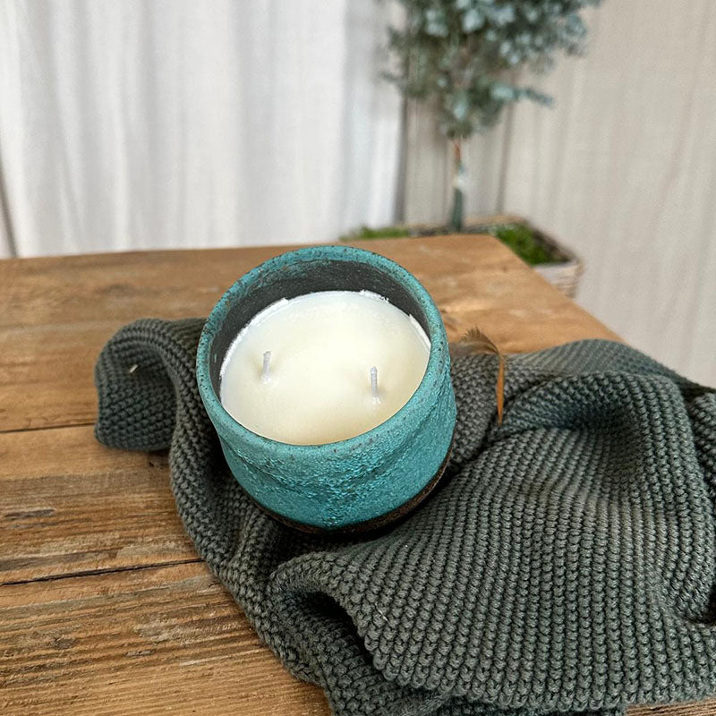 Duftkerze in türkisem Keramikbecher, von oben