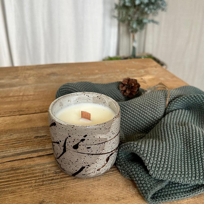 Duftkerze im Keramikbecher mit Holzdocht, grauer Ton mit Spots, weiße Glasur mit schwarzen Spritzern