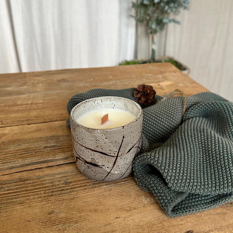 Duftkerze im Keramikbecher, grauer Ton mit Spots, weiße Glasur mit schwarzen Spritzern