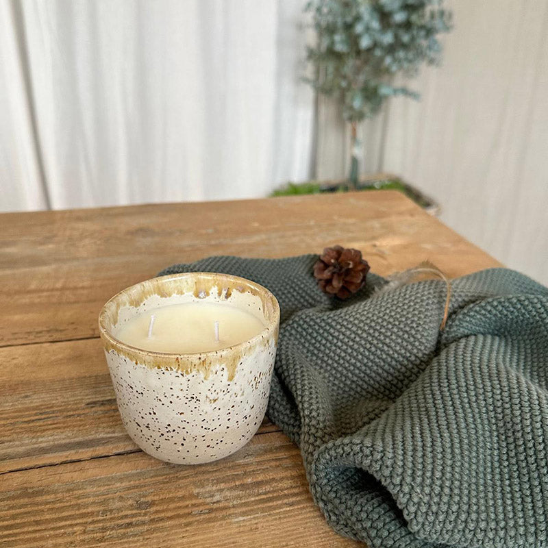 Duftkerze weiß mit zwei Baumwolldochten im Keramikbecher