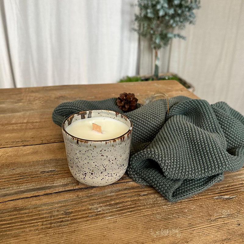 Duftkerze mit Holzdocht in Keramikbecher , graue Glasur mit braunem Rand