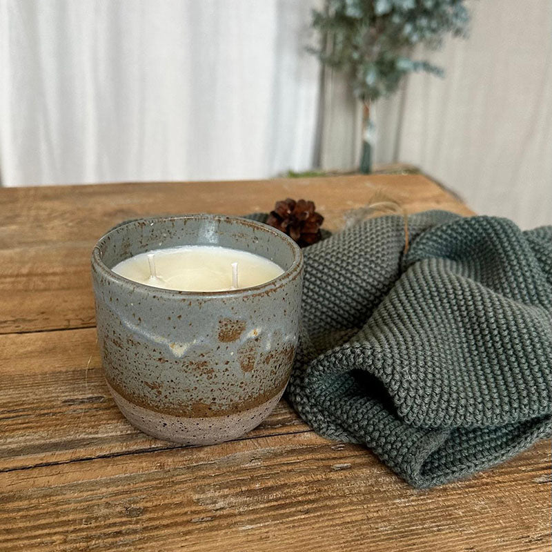 Duftkerze in Keramikbecher, graublau glasiert