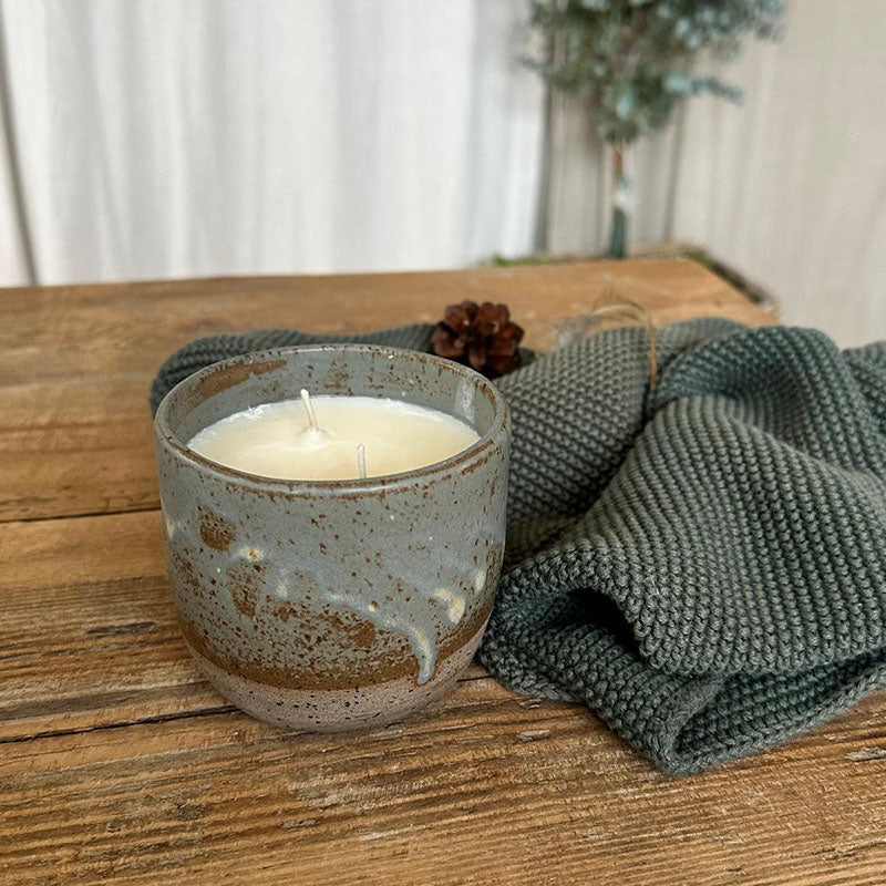 Duftkerze in Keramikbecher