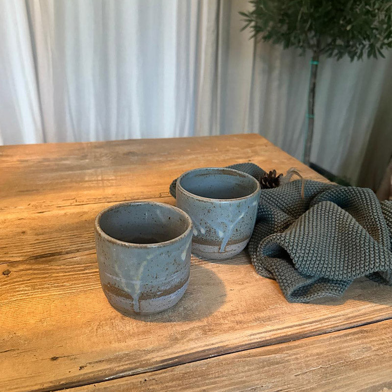 zwei Sück graublaue Keramikbecher für Duftkerze