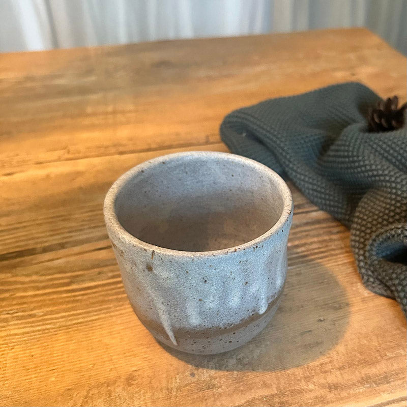 Keramikbecher - grauer Ton mit Spots, matt weiß glasiert