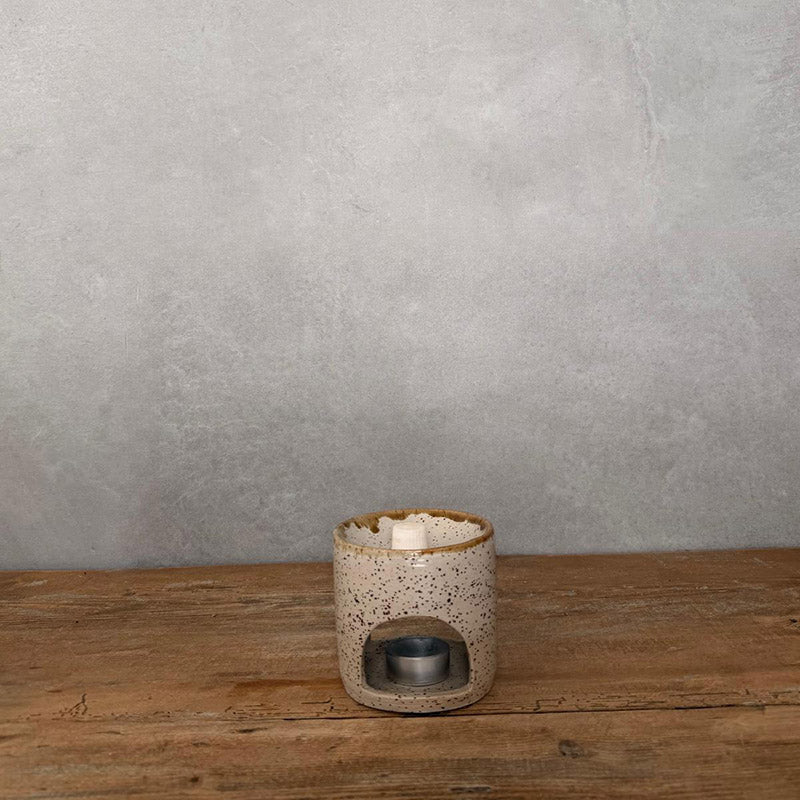 Keramik Duftlampe mit Teelicht, weiße Glasur mit braunem Rand, befüllt mit Duftwachs Blick auf die Duftwachsschale