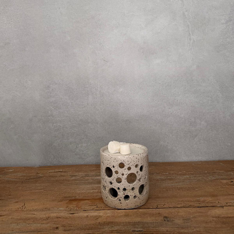 weiße Keramik-Duftlampe mit seitlichen Löchern für tolles Lichtspiel