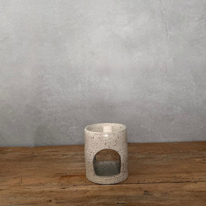 Handgemachte Keramik Duftlampe in Weiß und zwei identischen Öffnungen an den Seiten, Teelichtbetrieb