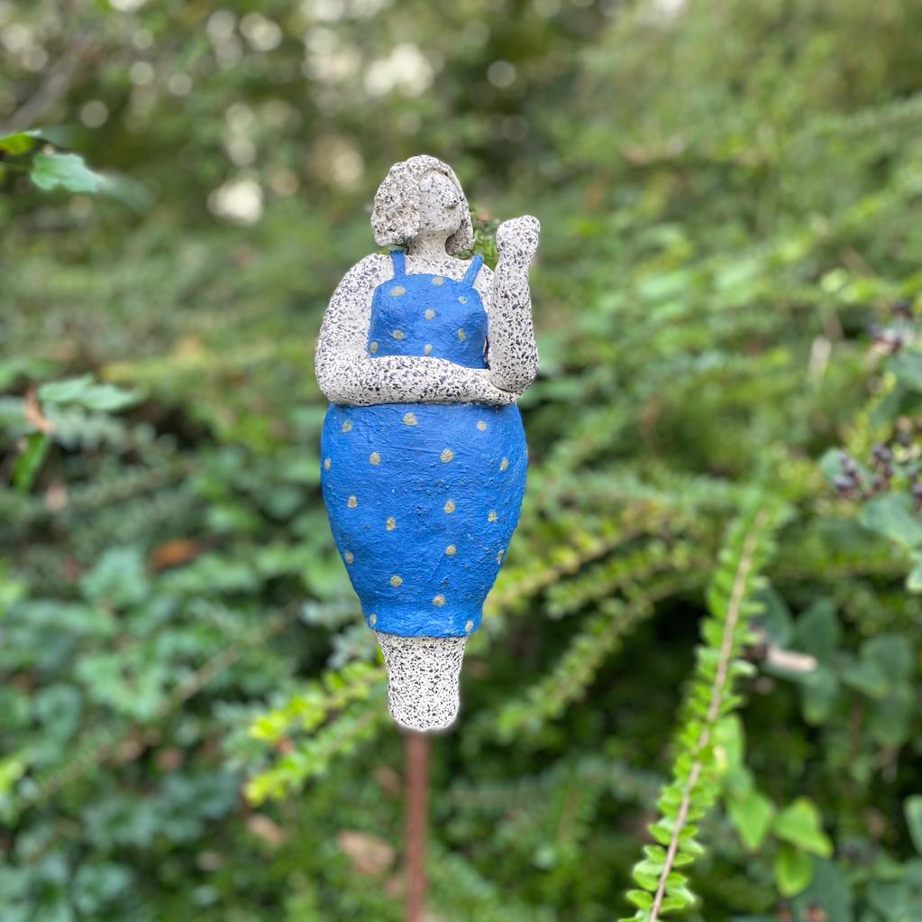 Badedame mit einem Kleid mit blauen Tupfen