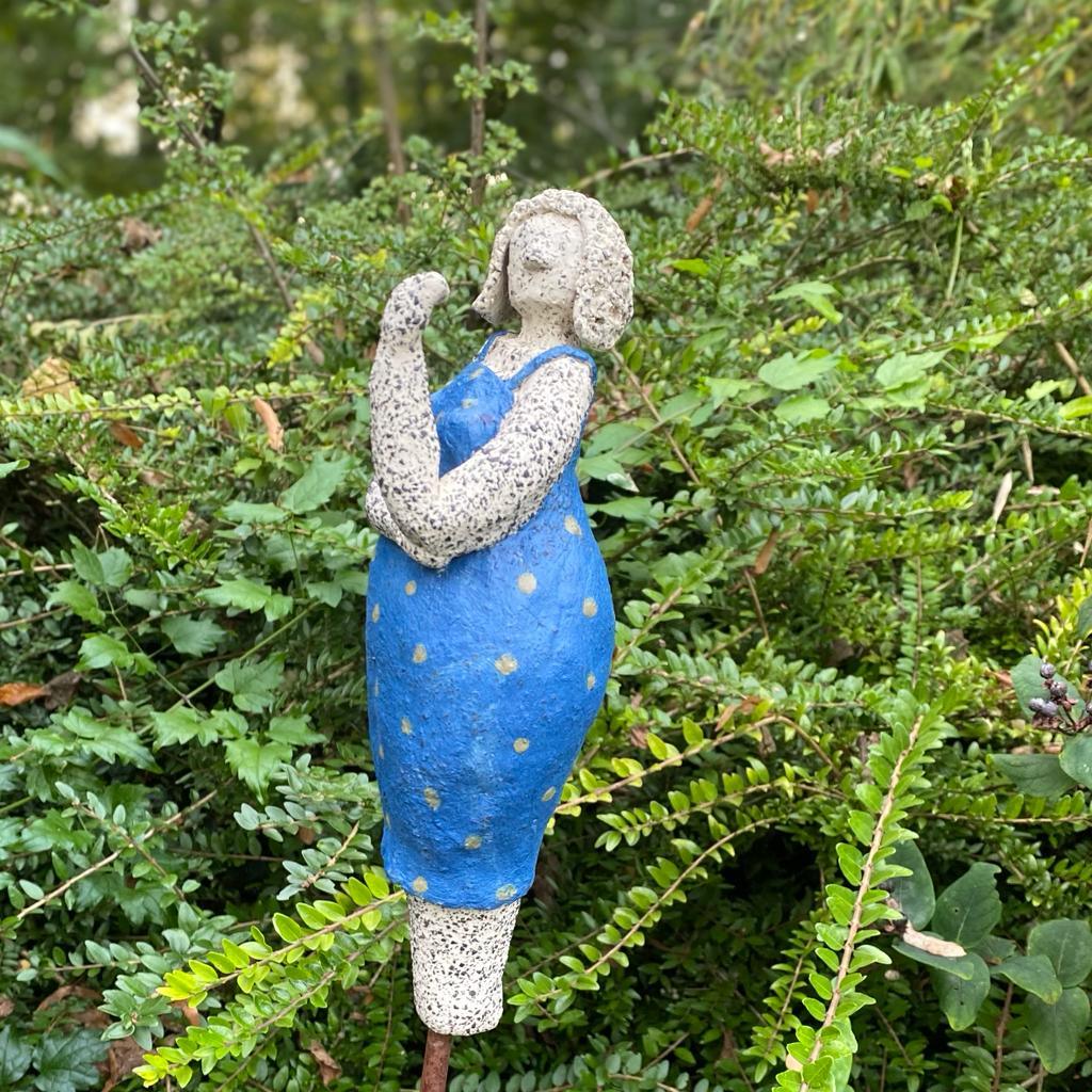 Badedame mit einem Kleid mit blauen Tupfen