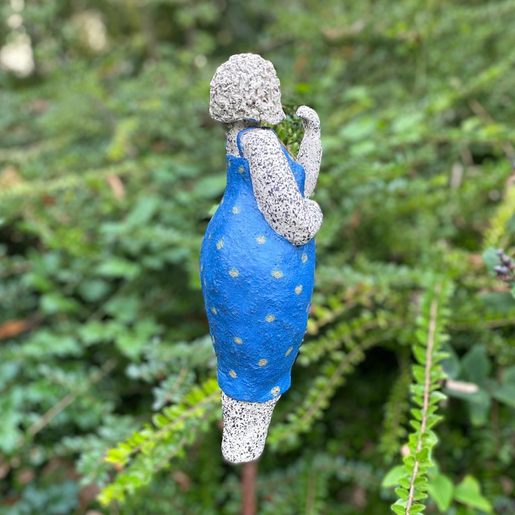 Badedame mit einem Kleid mit blauen Tupfen