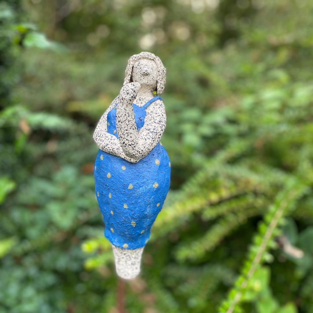 Badedame mit einem Kleid mit blauen Tupfen