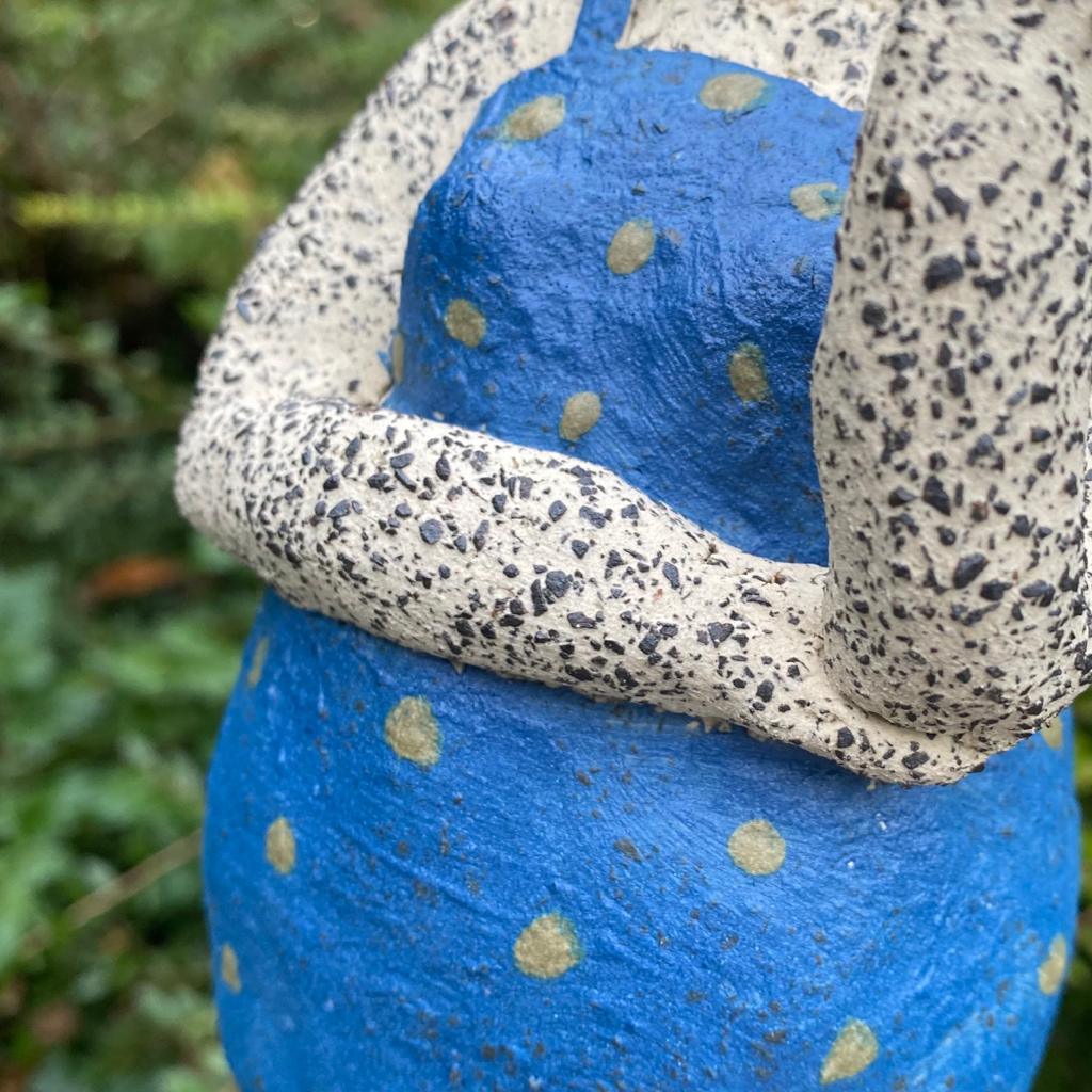 Badedame mit einem Kleid mit blauen Tupfen