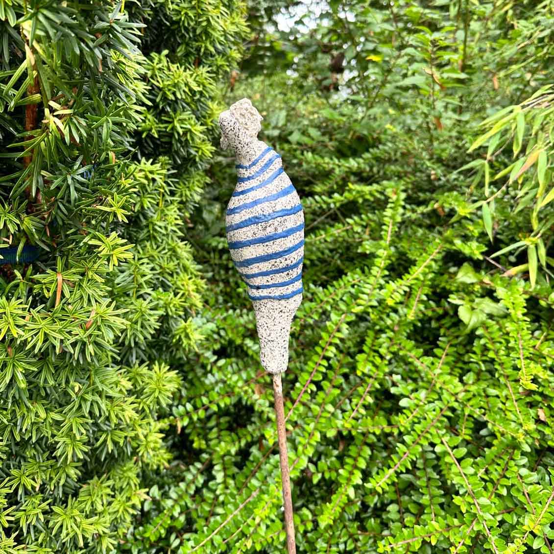 Badedame, blau gestreiftes Kleid, Gartenkeramik handgetöpfert