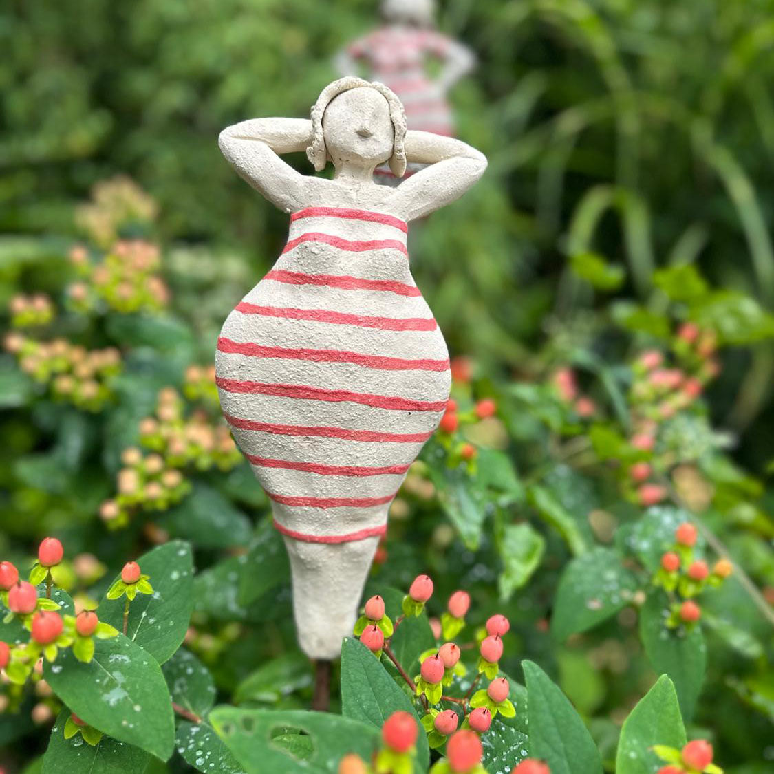 Gartenkeramikfigur "Badedame mit rot gestreiften Kleid"