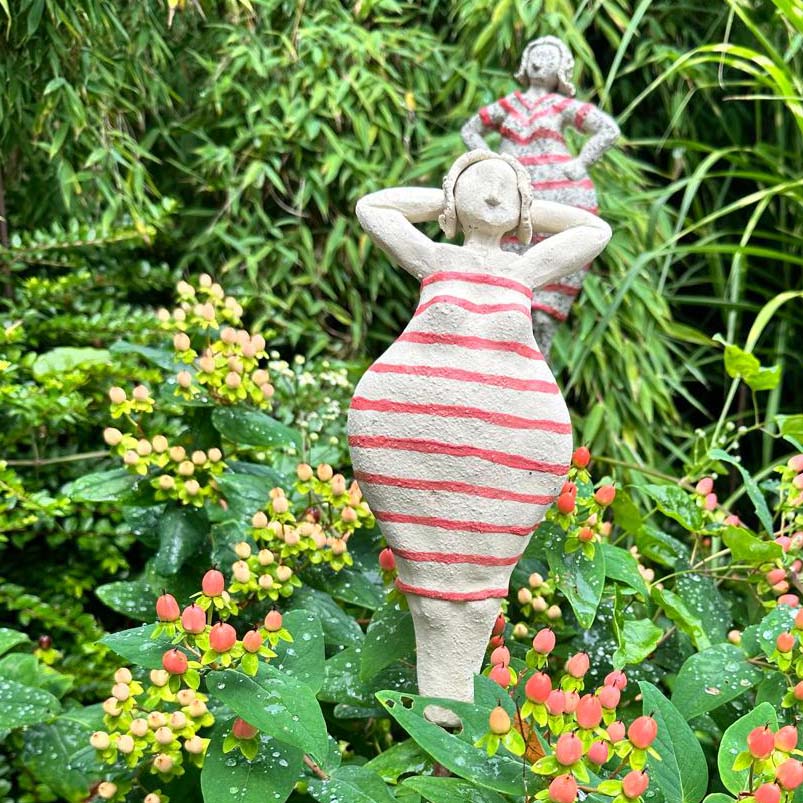 Gartenkeramikfigur "Badedame mit rot gestreiften Kleid" von vorne