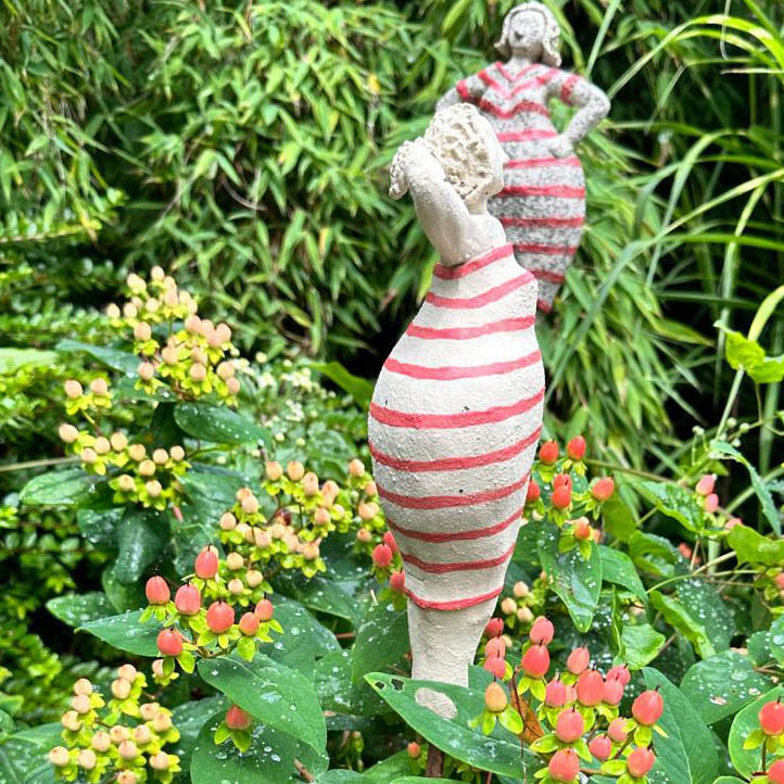 Gartenkeramikfigur "Badedame mit rot gestreiften Kleid" seitlich