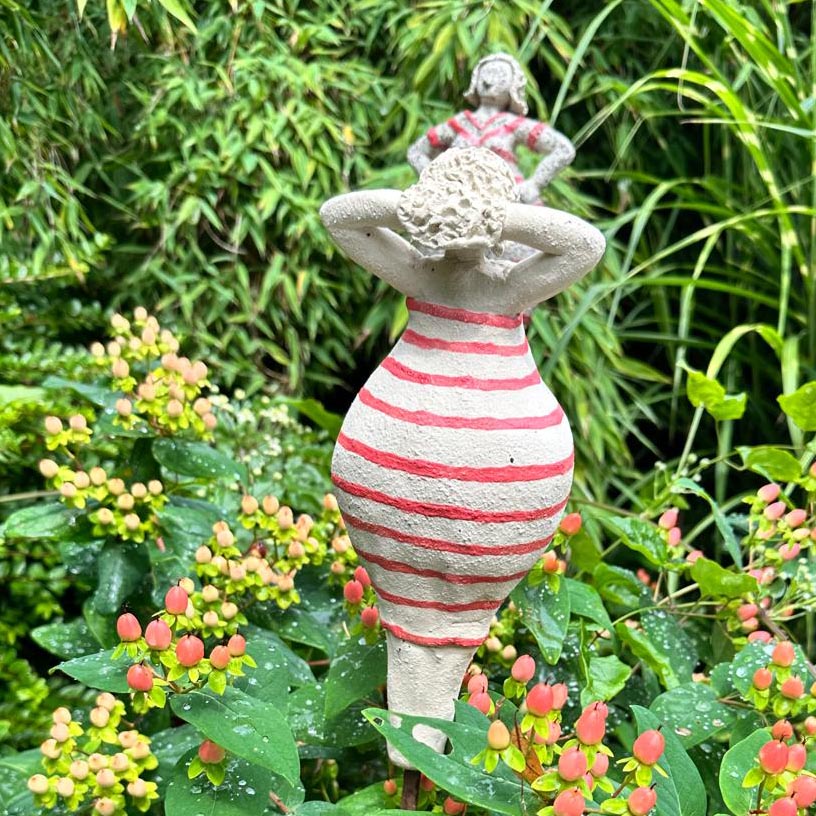 Gartenkeramikfigur "Badedame mit rot gestreiften Kleid" Hinteransicht