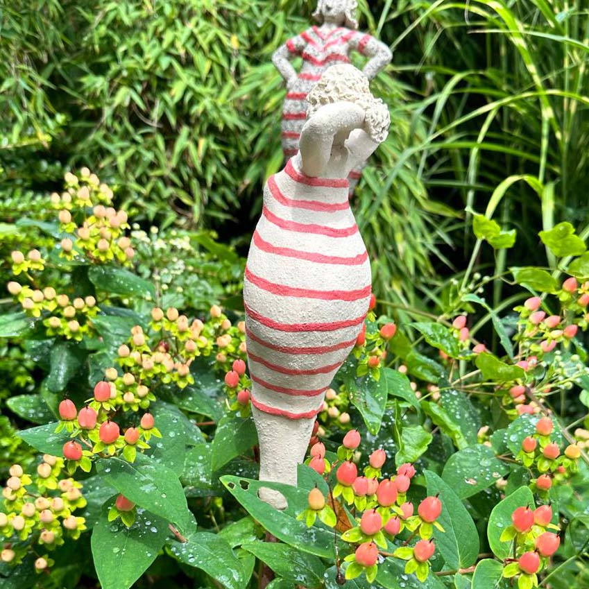 Gartenkeramikfigur "Badedame mit rot gestreiften Kleid" seitlich