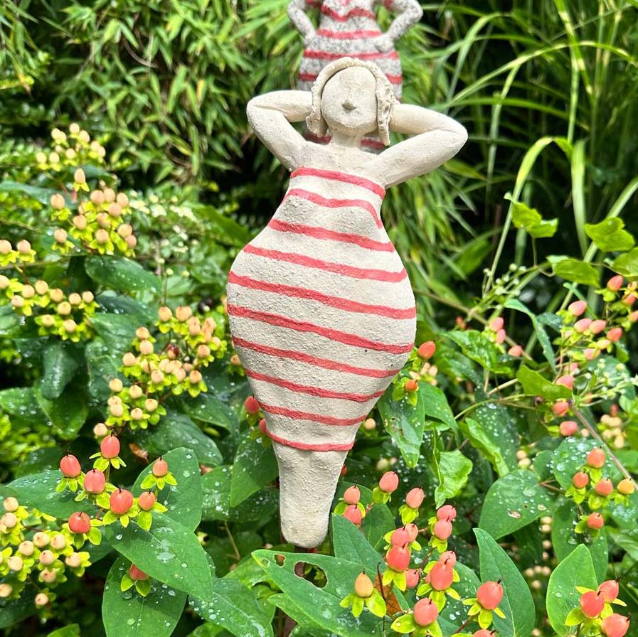 Gartenkeramikfigur "Badedame mit rot gestreiften Kleid" von vorne