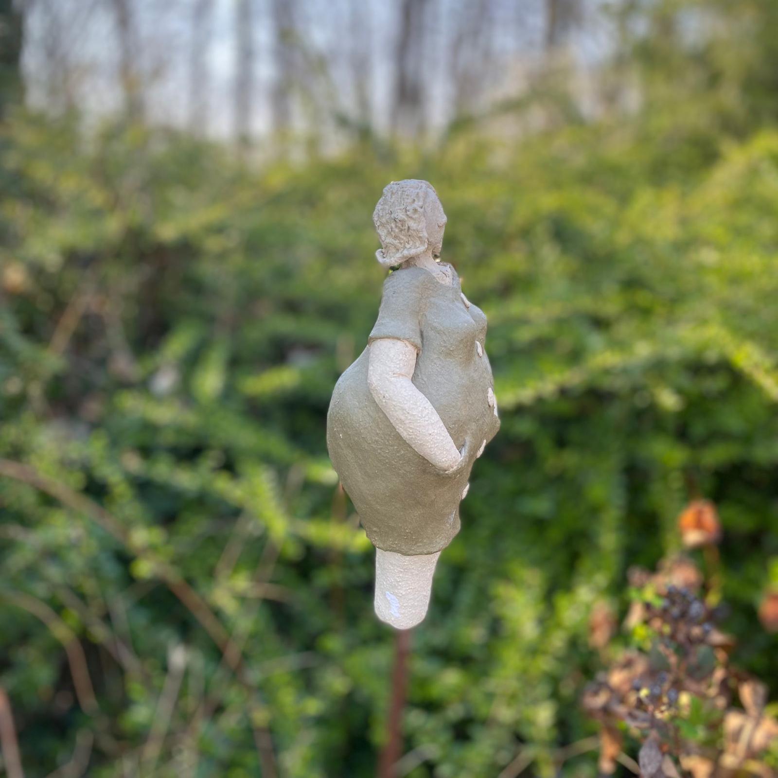 Badedame mit einem grünen Kleid mit weißen Knöpfen