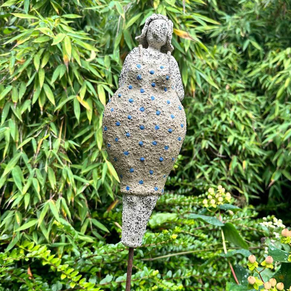 Badedame, grünes Kleid mit Punkten, Gartenskulptur - FRANZARTKERAMIK