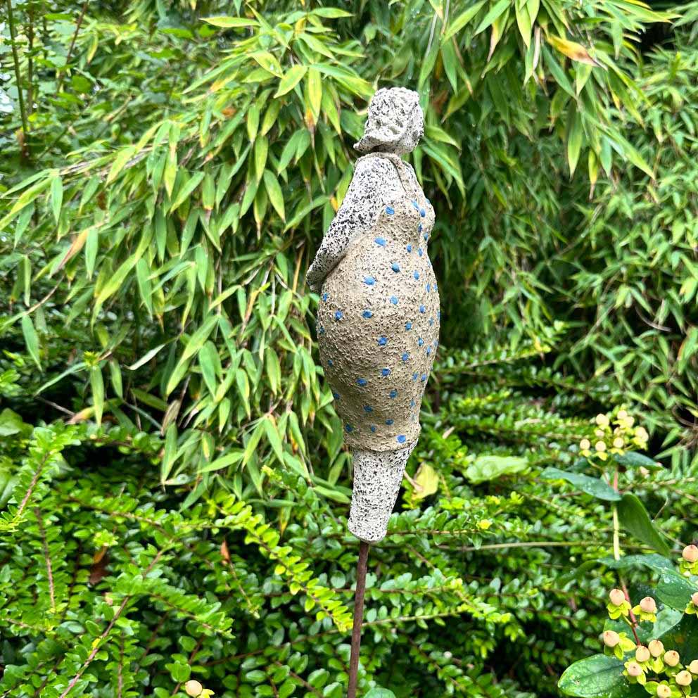 Keramikfigur „Badedamen im grünen Kleid mit blauen Tupfen“ von der Seite