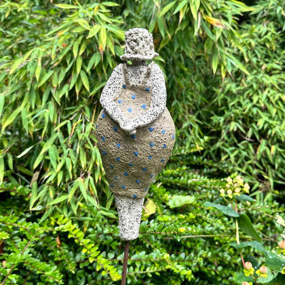 Keramikfigur „Badedamen im grünen Kleid mit blauen Tupfen“ Hinteransicht