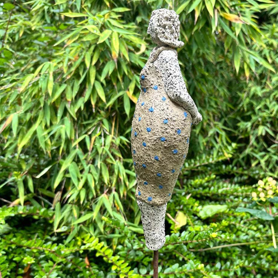 Keramikfigur „Badedamen im grünen Kleid mit blauen Tupfen“ seitlich