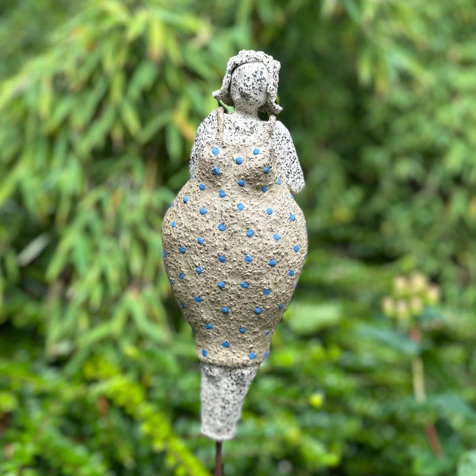 Keramikfigur „Badedamen im grünen Kleid mit blauen Tupfen“