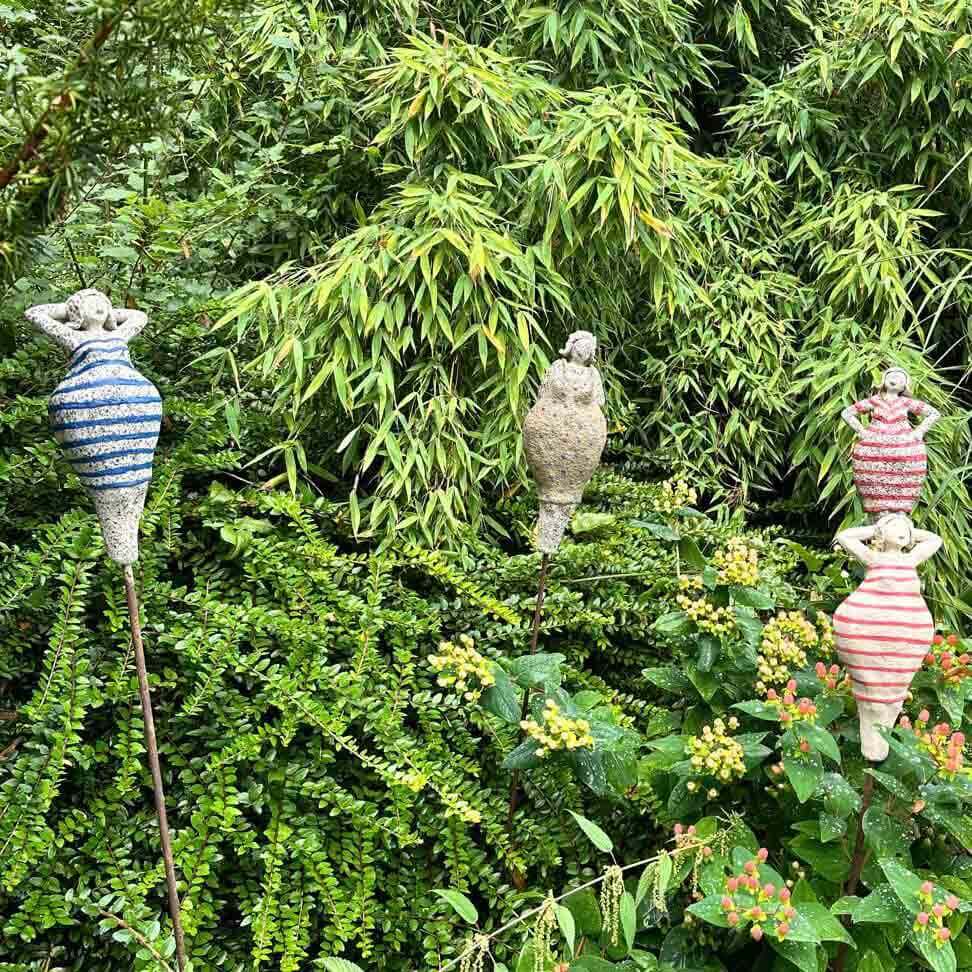Badedame, blau gestreiftes Kleid, Gartenkeramik handgetöpfert - FRANZARTKERAMIK