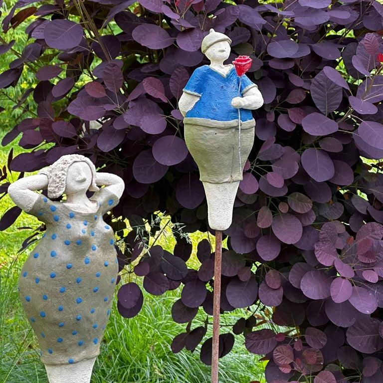 Badeherr mit Rose, Keramikfigur für den Garten