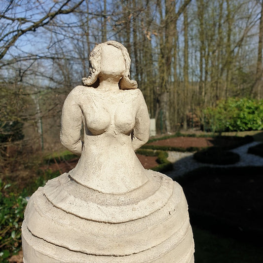 Keramik-Gartendame, weißer Steinzeugton, Gartendekoration