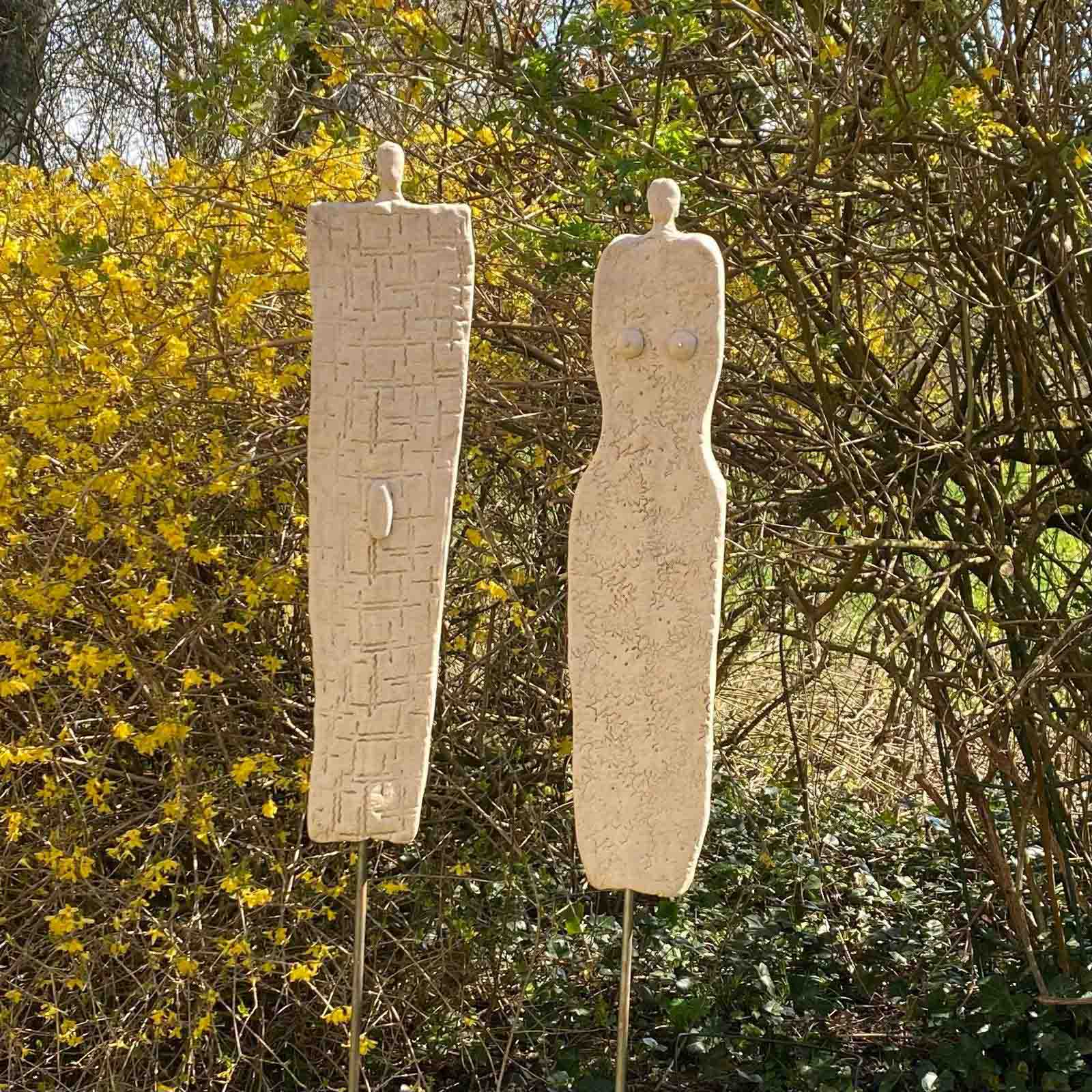 Gartenpaar, Keramikpaar, flaches Design, heller Steinzeugton