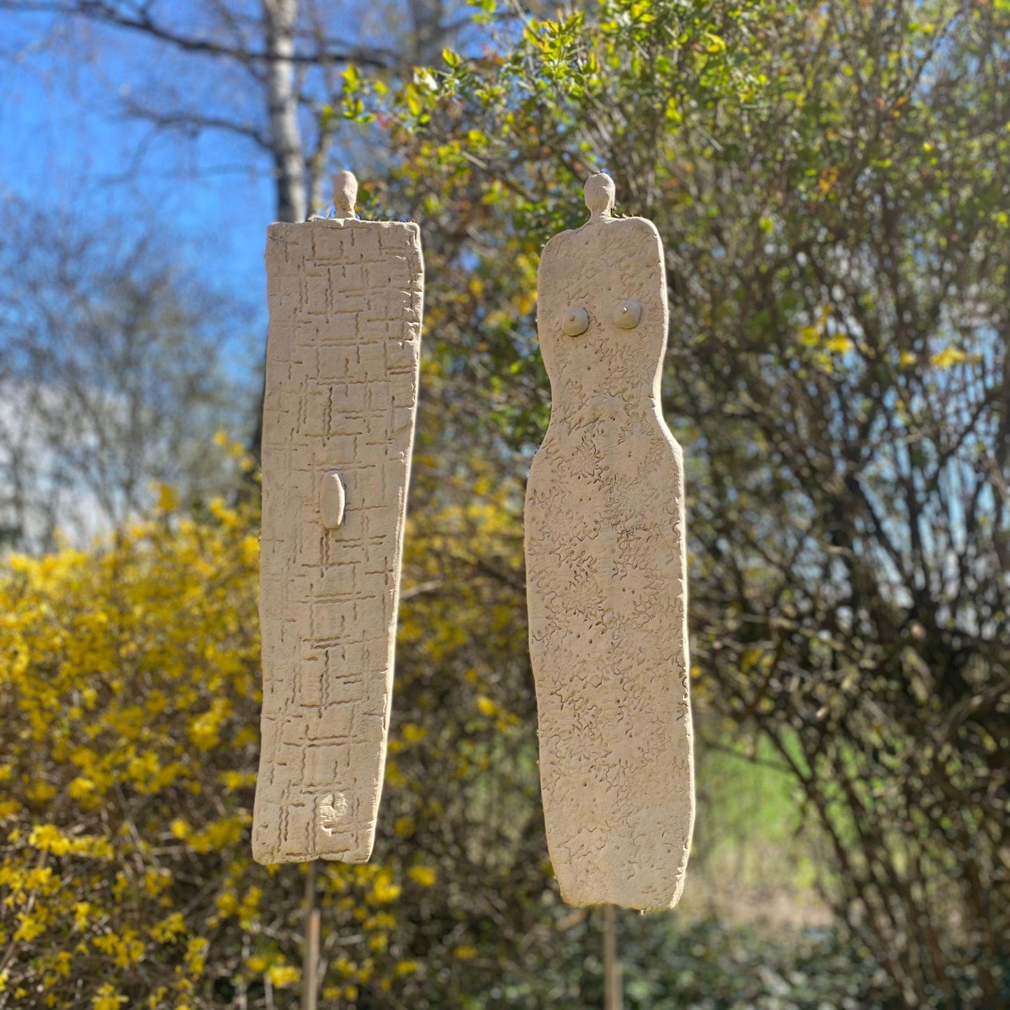 Gartenpaar, Keramikpaar, flaches Design, heller Steinzeugton