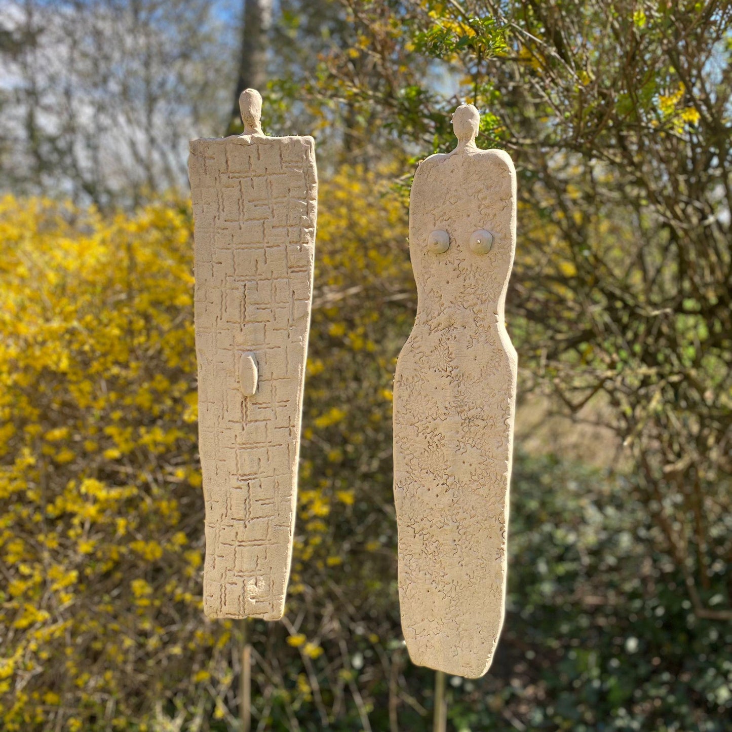 Gartenpaar, Keramikpaar, flaches Design, heller Steinzeugton