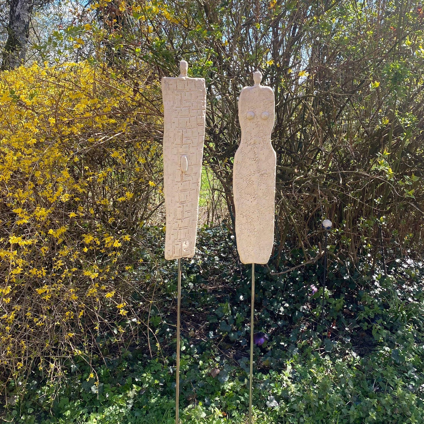 Gartenpaar, Keramikpaar, flaches Design, heller Steinzeugton
