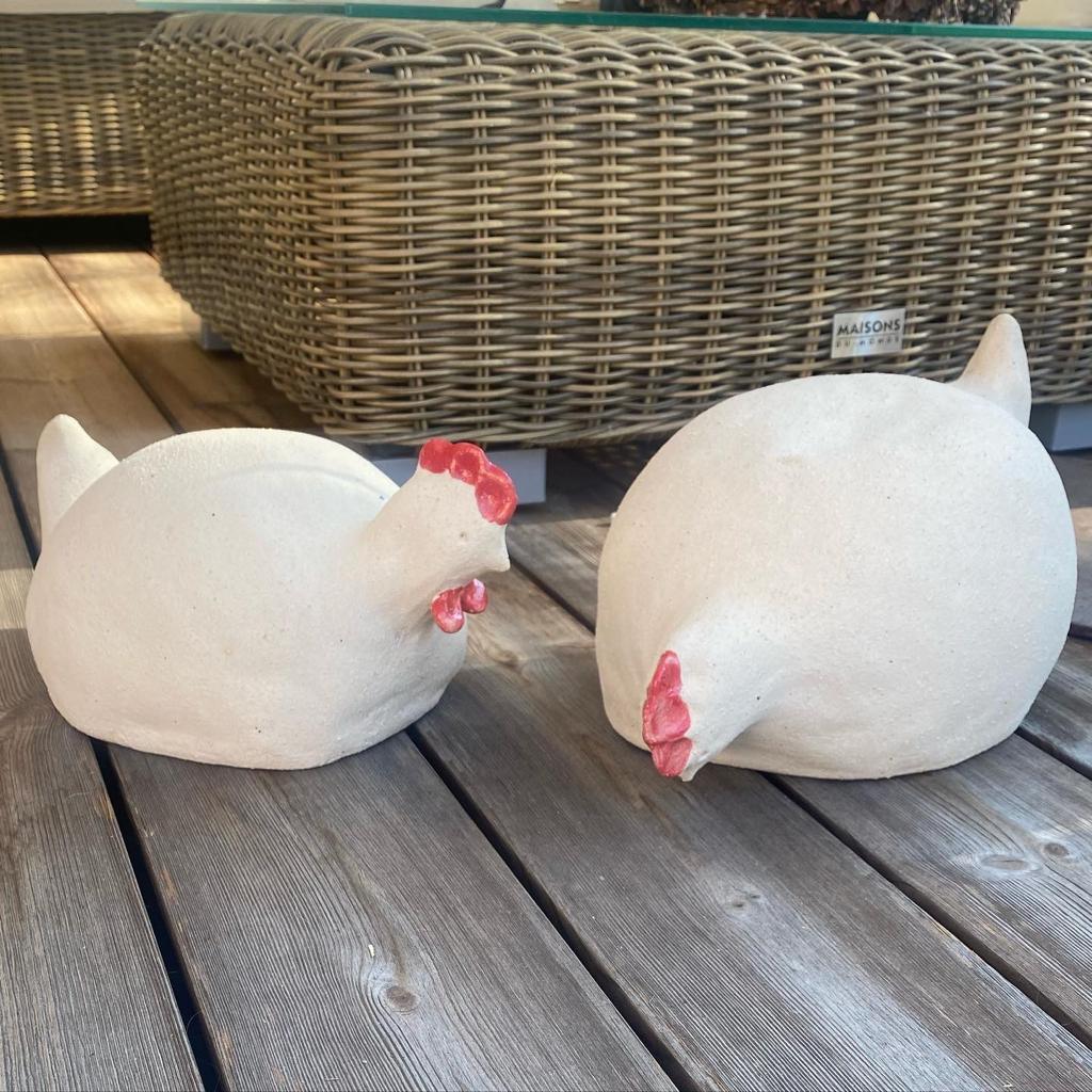 Keramikhuhn, weißer Ton, roter Kamm, Kopf nach oben